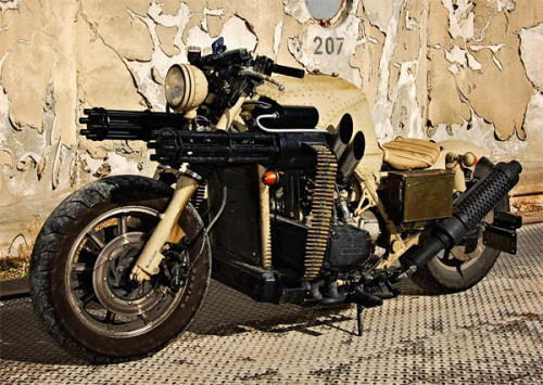 motocicleta cu mitraliera