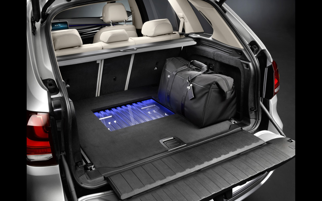 2014-BMW-Concept-X5-eDrive-Interior-6-1680x1050