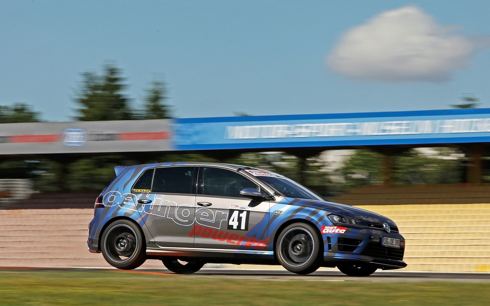 2014-Oettinger-Volkswagen-Golf-R-Motion-3-1680x1050
