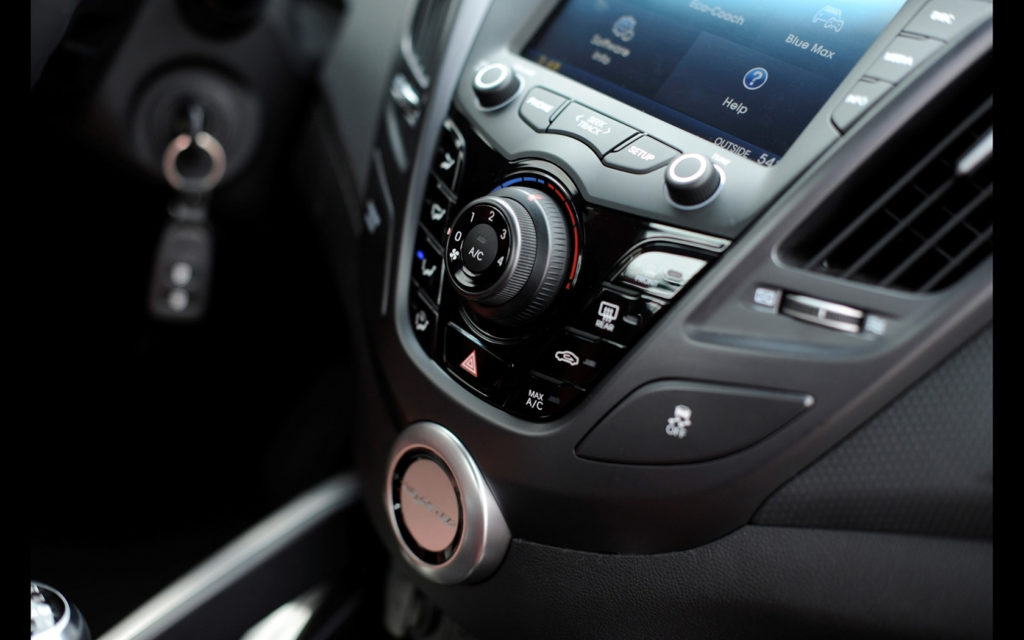 2015-Hyundai-Veloster-Turbo-R-Spec-Interior-7-1680x1050