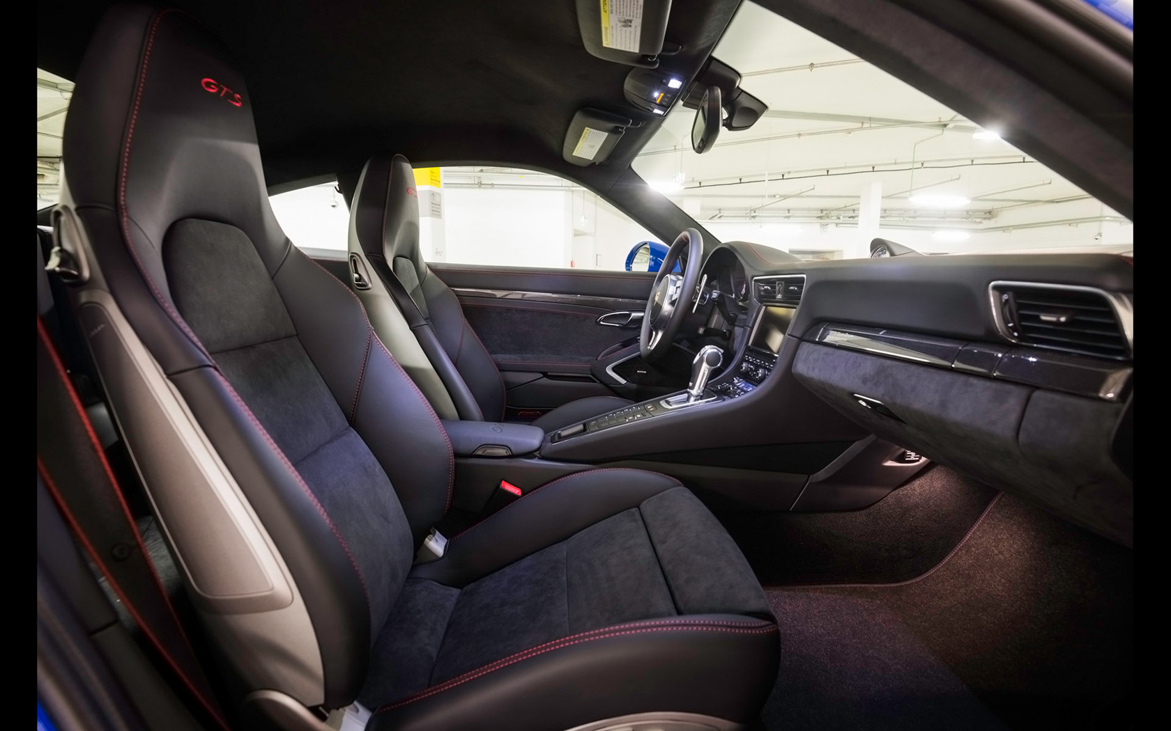 2015-Porsche-911-GTS-Club-Coupe-Interior-1-1680x1050