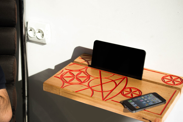 Dorelu nightstand smartphone