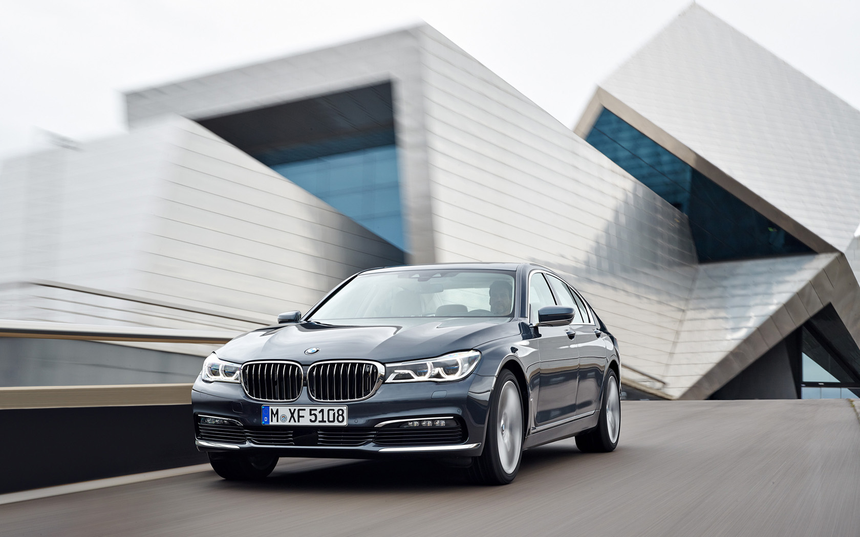 2016-BMW-7-Series-730d-2-1680x1050
