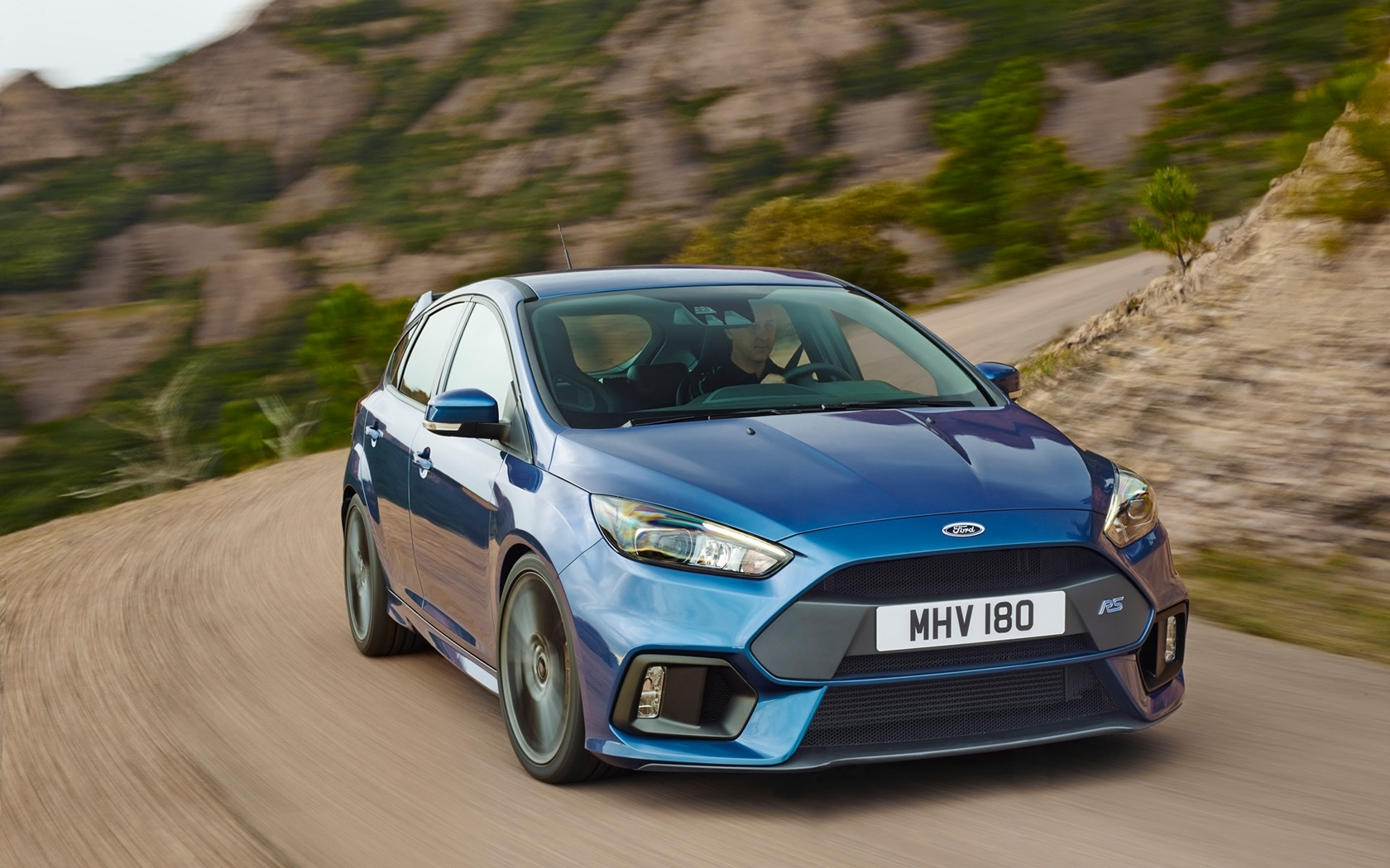 2015-Ford-Focus-RS-Motion-2-1680x1050
