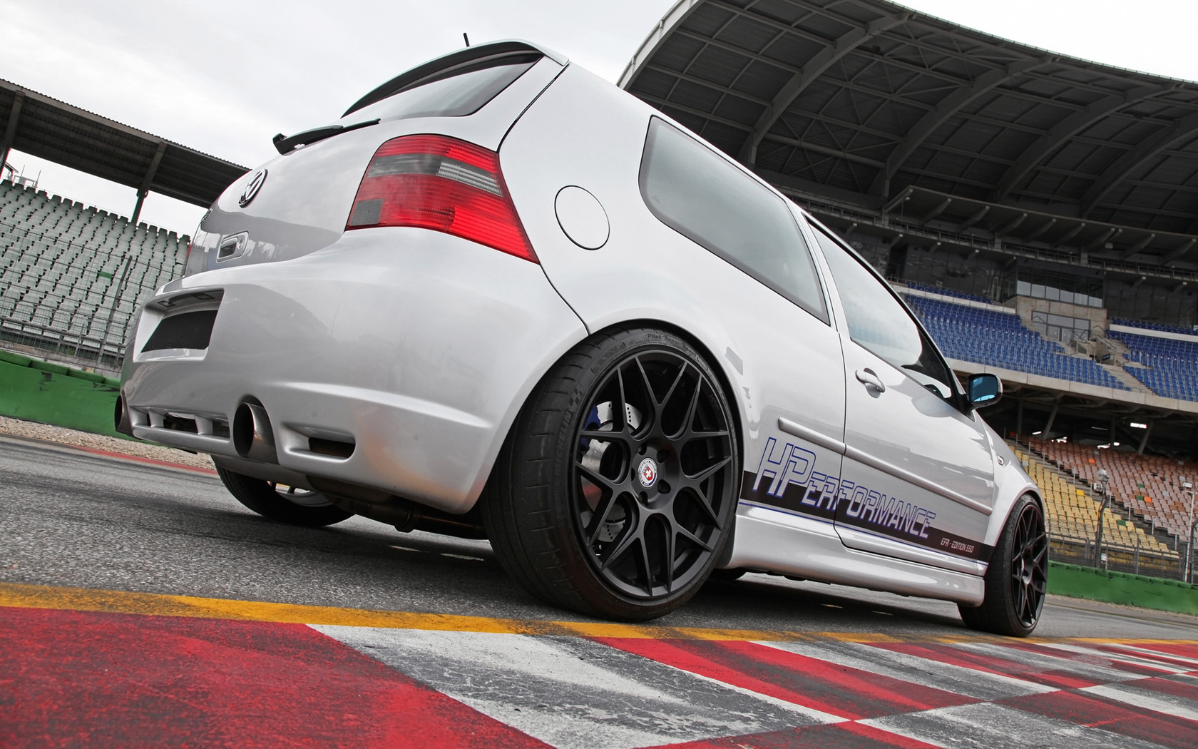2015-HPerformance-Volkswagen-Golf-R32-Static-8-1680×1050