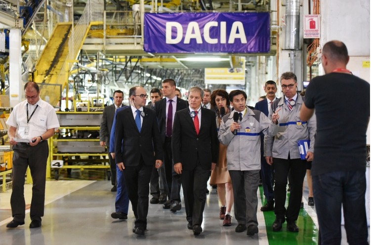 Premierul României, Dacian Cioloș, a vizitat uzinele Dacia