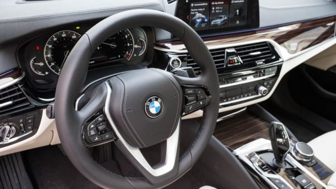 2017-BMW-530i-155-876x535
