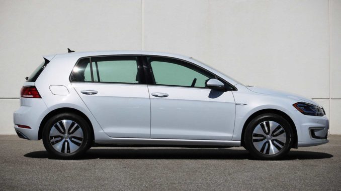 2017-Volkswagen-e-Golf-profile-2