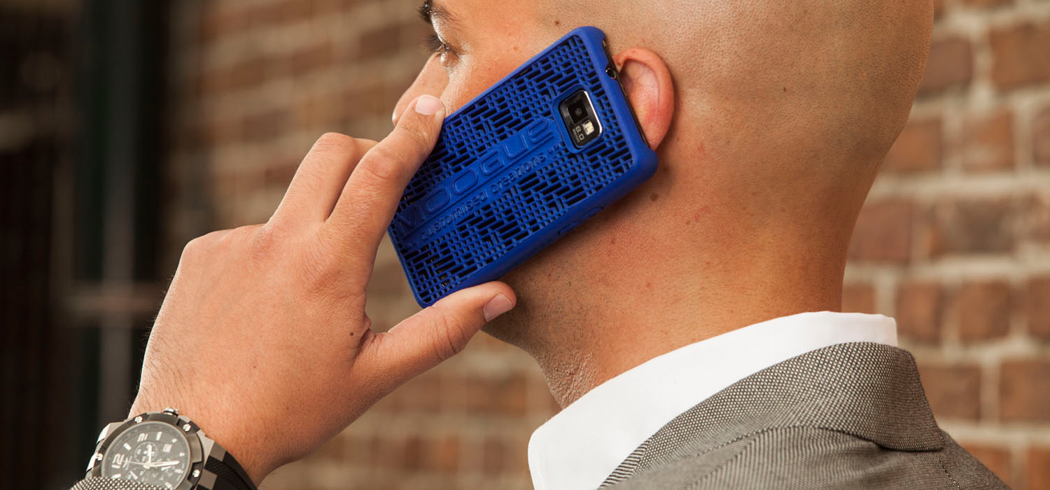 Carcasă pentru telefon realizată cu imprimantă 3D cu sigla firmei