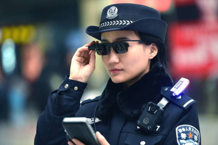 Poliția din China face uz de ochelari speciali pentru identificarea suspecților