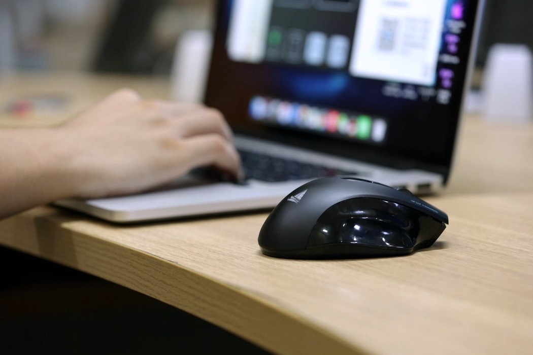Pentru a face experiența desktop inteligentă, acest mouse vine cu recunoaștere vocală