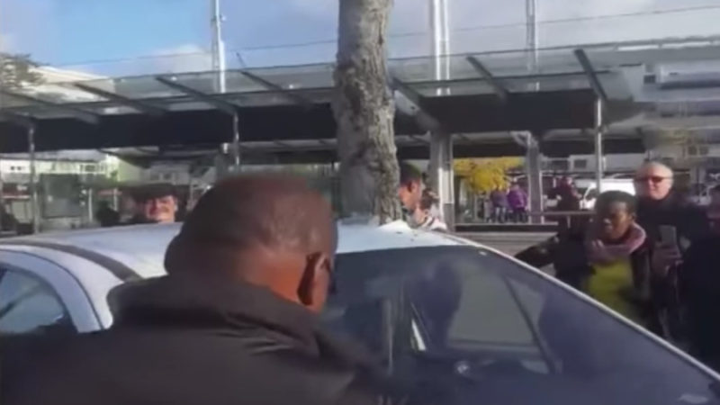 Un pom s-a înălțat peste noapte distrugând o mașină!