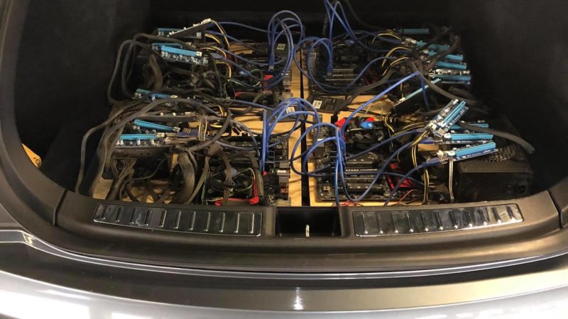 Proprietarul unui Tesla și-a construit mai multe riguri pentru a mina bitcoin, utilizând curentul gratuit de la Superchargere