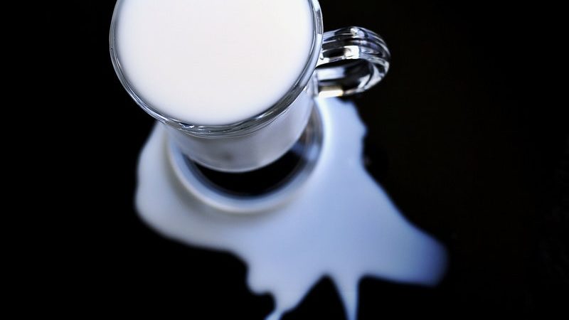 O reclamă din industria laptelui afirmă mincinos: „laptele hidratează mai bine ca și apa”
