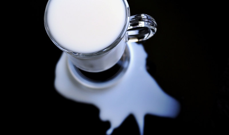 O reclamă din industria laptelui afirmă mincinos: „laptele hidratează mai bine ca și apa”