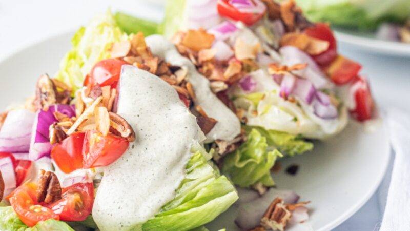 Rețetă: salată vegană cu slănină afumată de cocos și dressing cu semințe de cânepă